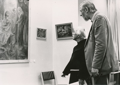 850846 Afbeelding van twee bezoekers die aandachtig een kunstwerk bekijken, tijdens de opening van de tentoonstelling ...